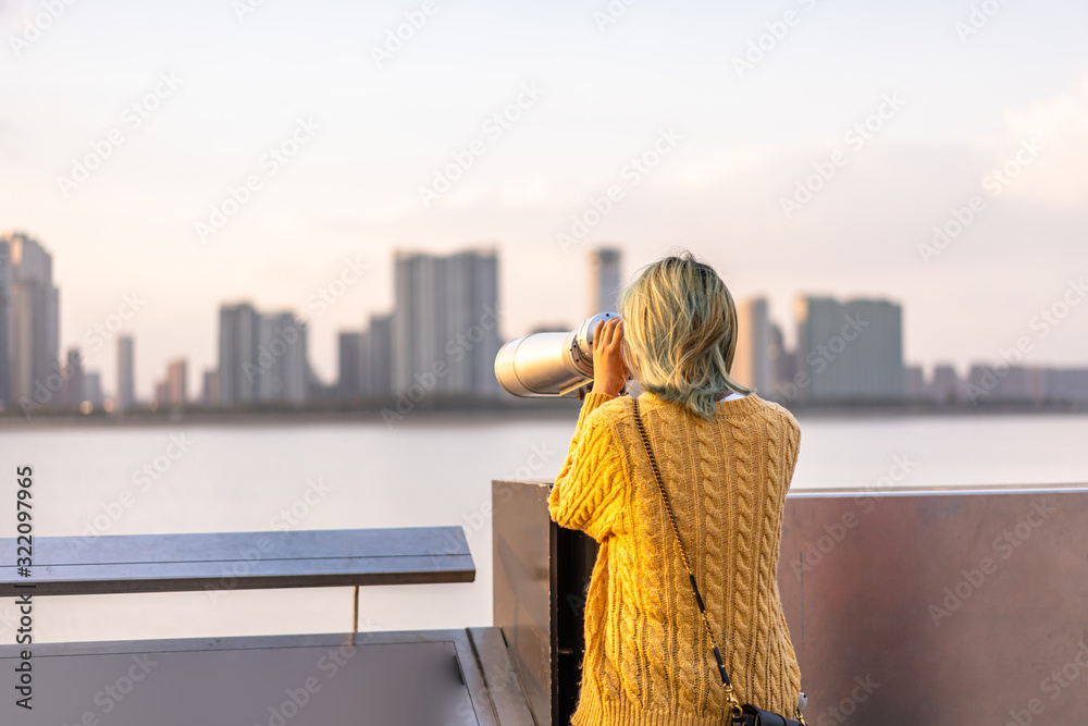 女人用双筒望远镜看