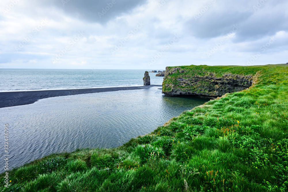 冰岛大西洋绿色海岸的如画景观。黑色海滩，Reynisdrangar，Vik