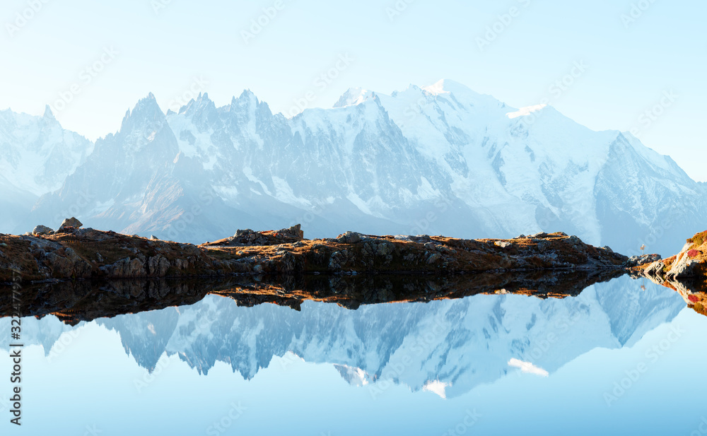 背景是切斯里湖（Lac De Cheserys）和白雪皑皑的比安科山山脉，法国夏蒙尼