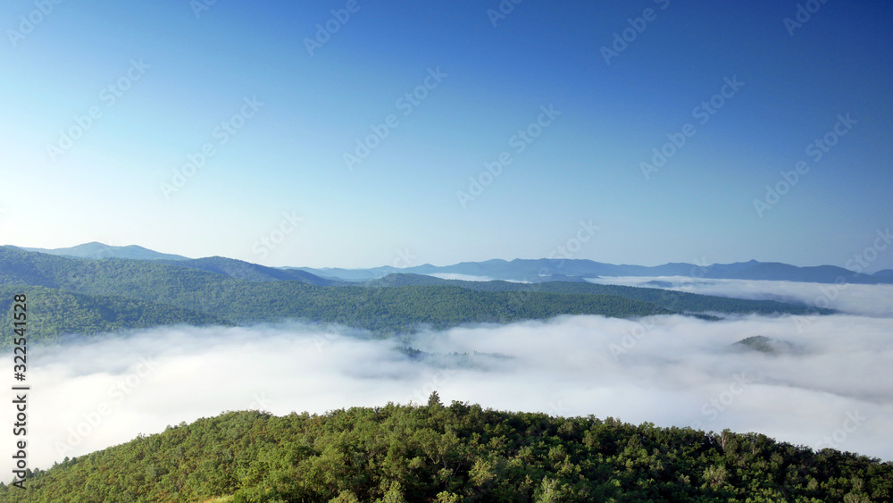 山谷间晨雾，日出美景，山顶云海鸟瞰图