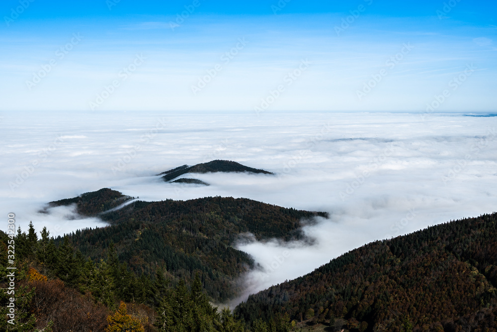 白云在山间流动；德国弗赖堡美丽的自然风光；拍摄于十一月