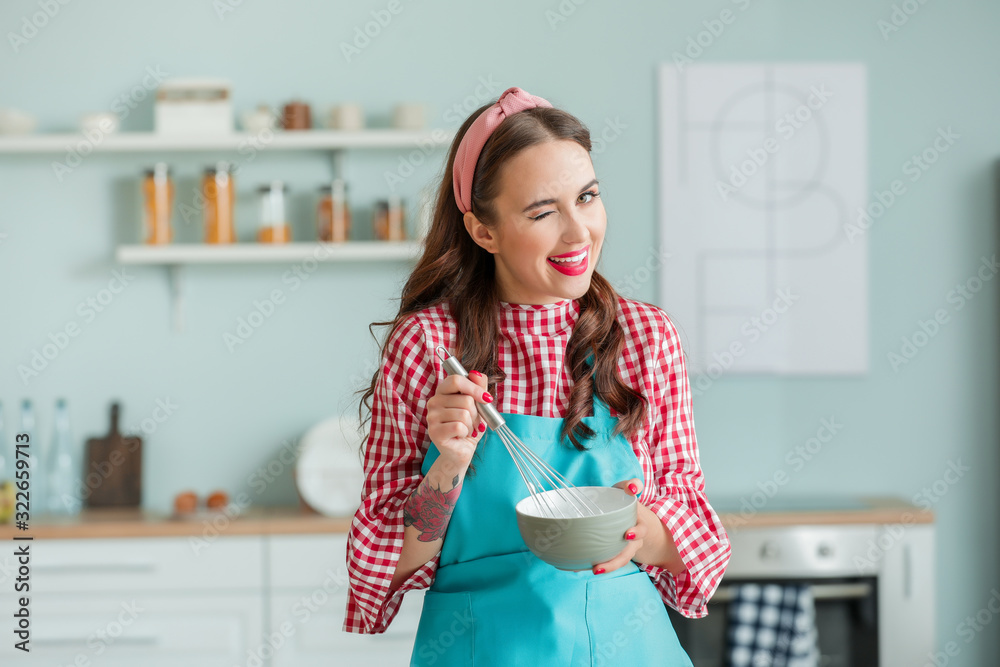 美丽的家庭主妇在厨房做饭