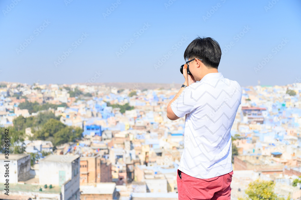 年轻旅行者拍摄印度拉贾斯坦邦蓝色城市焦特布尔的照片