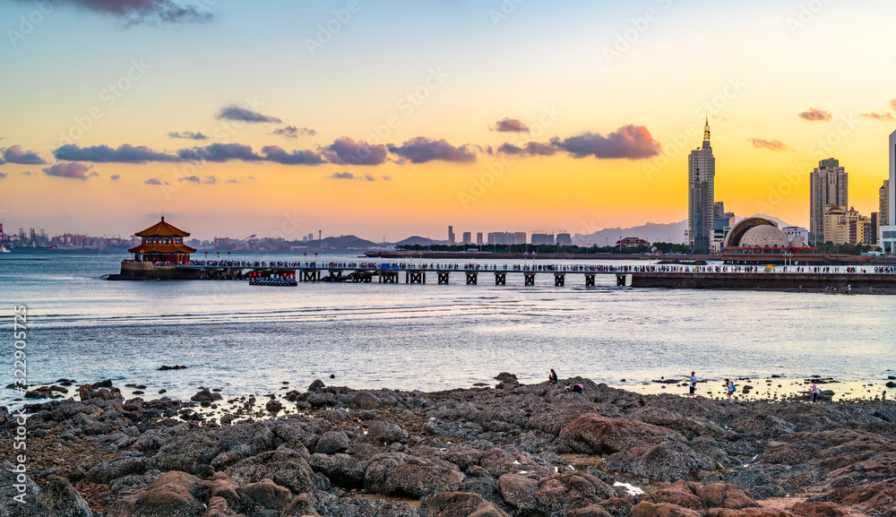 青岛美丽的海岸线和建筑景观……