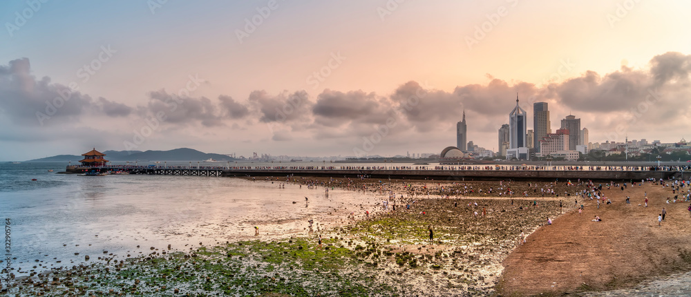 青岛美丽的海岸线和建筑景观……