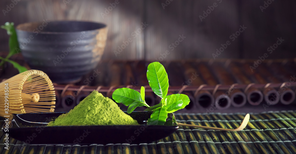 抹茶。有机绿色抹茶仪式。抹茶粉。用抹茶烹饪，食谱。素食主义者他