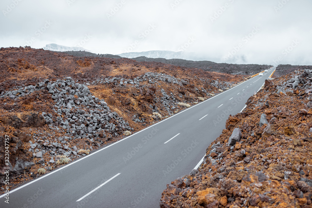 西班牙特内里费岛火山谷上美丽的笔直道路