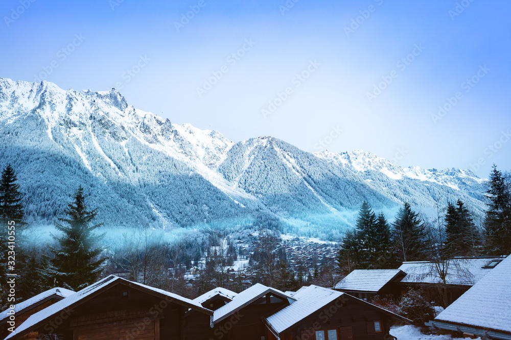 冬季夏蒙尼村和Le Brevent山的景色，s的奥弗涅-罗纳-阿尔卑斯地区