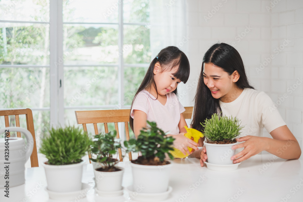 亚洲萌娃帮妈妈种花，在家浇水，亚洲家庭园艺理念