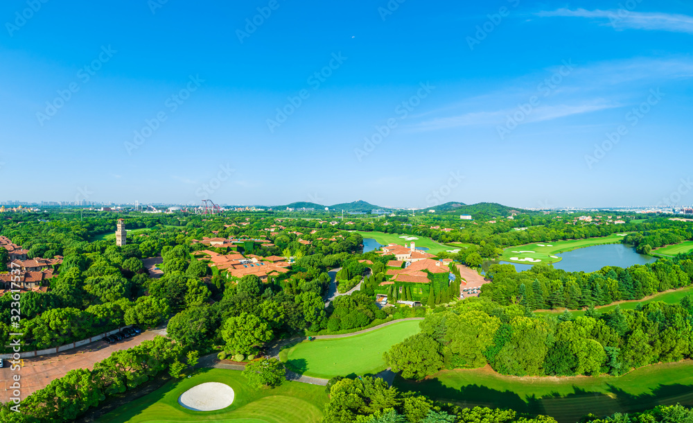 上海美丽的绿色高尔夫球场鸟瞰图，全景。