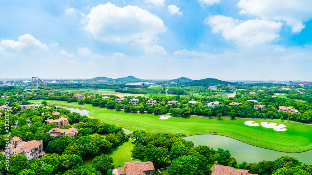 上海美丽的绿色高尔夫球场鸟瞰图，全景。