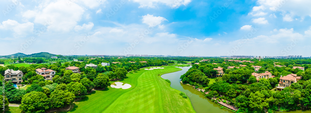 上海美丽的绿色高尔夫球场鸟瞰图，全景。