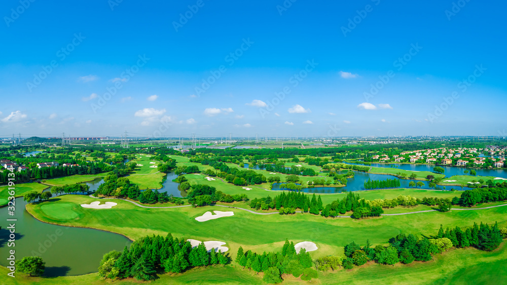 上海美丽的绿色高尔夫球场鸟瞰图，全景。