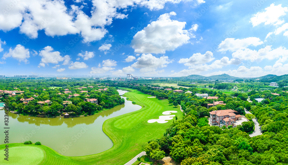 上海美丽的绿色高尔夫球场鸟瞰图，全景。