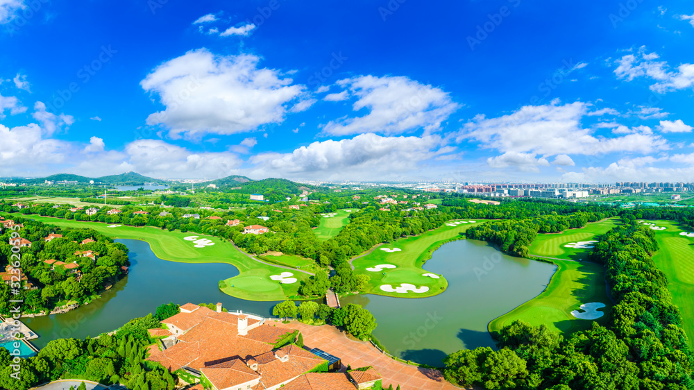 上海美丽的绿色高尔夫球场鸟瞰图，全景。