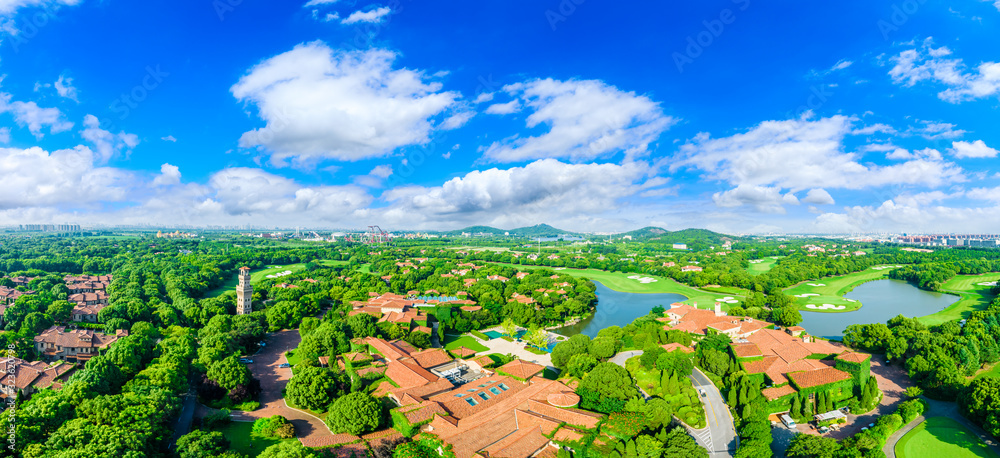 上海美丽的绿色高尔夫球场鸟瞰图，全景。