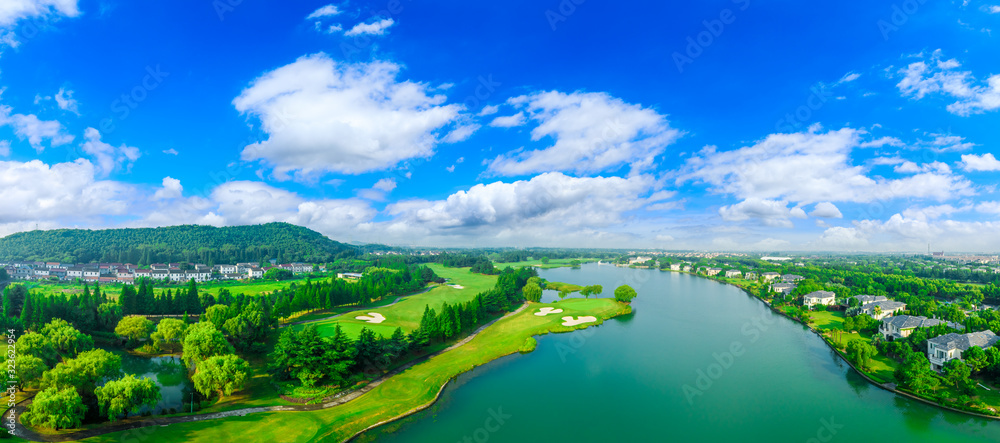 上海美丽的绿色高尔夫球场鸟瞰图，全景。