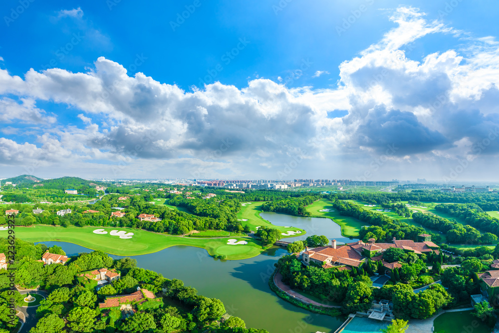 上海美丽的绿色高尔夫球场鸟瞰图，全景。