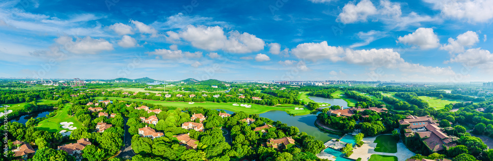 上海美丽的绿色高尔夫球场鸟瞰图，全景。