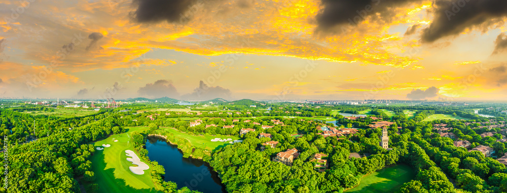 上海美丽的绿色高尔夫球场鸟瞰图，全景。