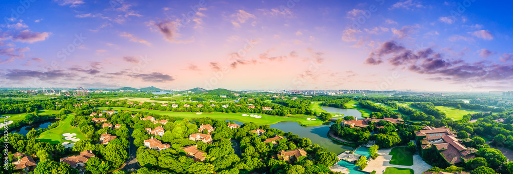 上海美丽的绿色高尔夫球场鸟瞰图，全景。