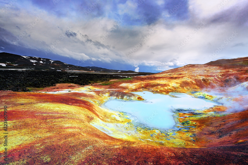 Icelan Krafla火山附近Leirhnjukur地热谷中的酸性热湖和绿松石水