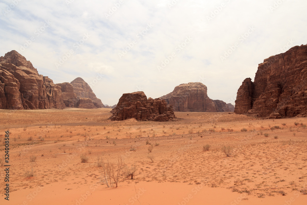 约旦Wadi Rum沙漠全景，沙丘、山脉和沙子