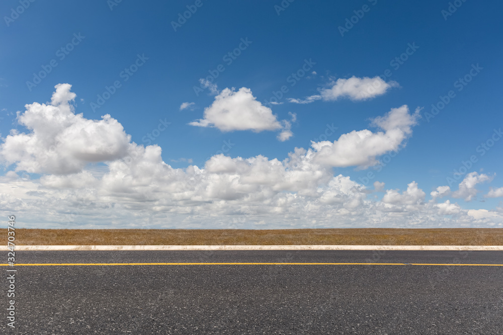 空荡荡的路，天空很好