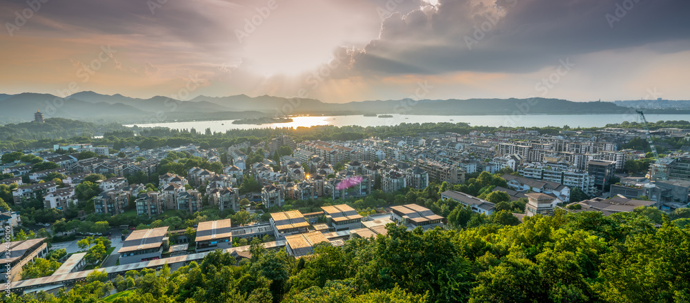 杭州城市建筑景观的天际线和西湖……