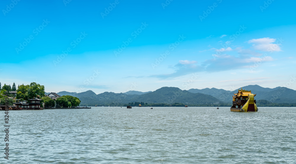 杭州西湖邮轮码头……