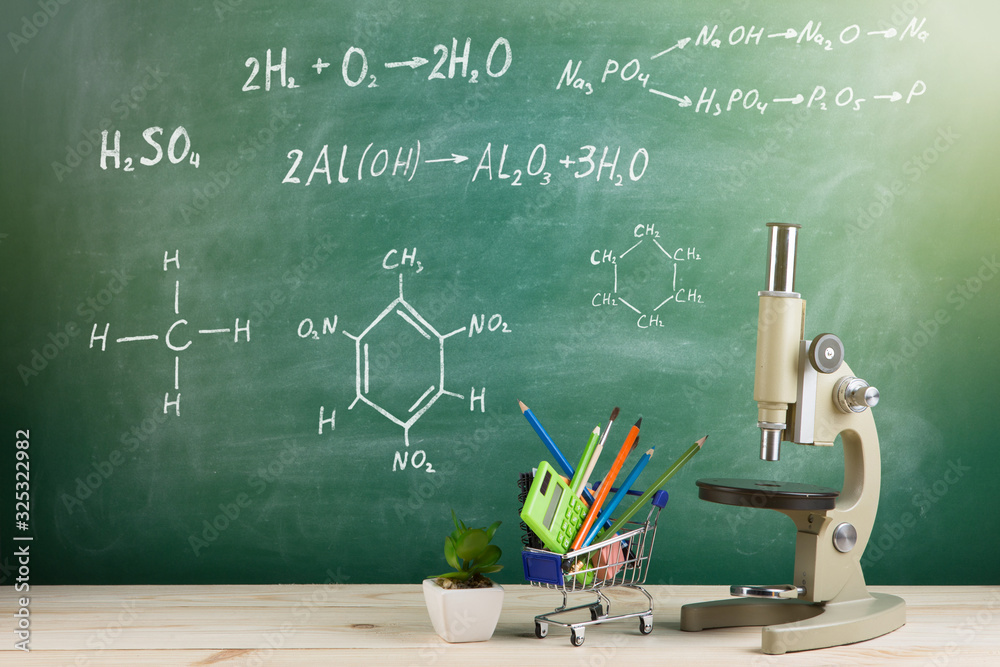 教育理念——礼堂桌子上的显微镜，黑板背景