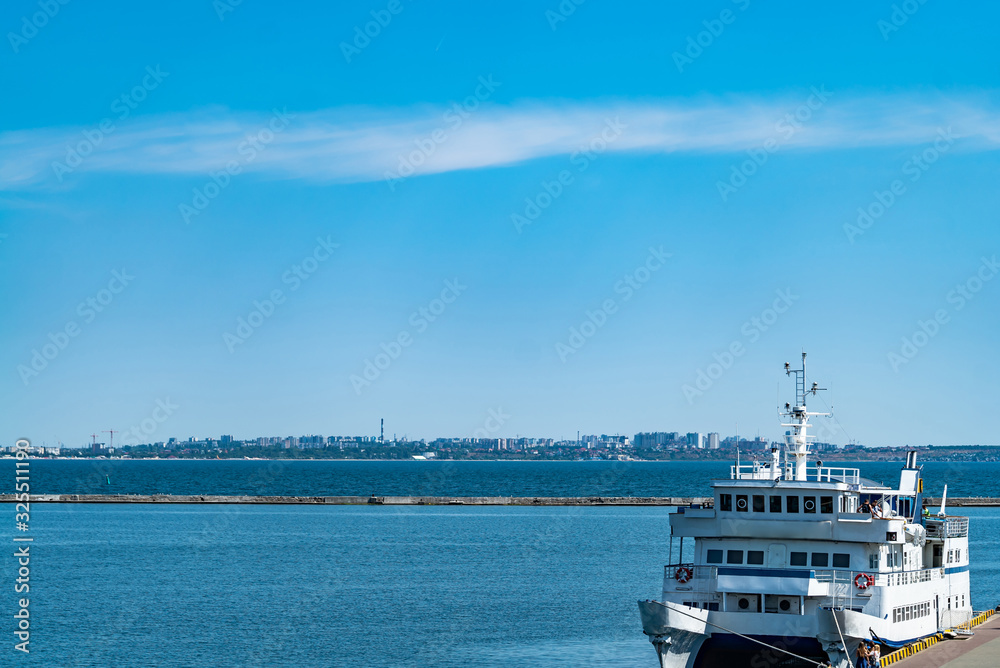 帆船港，美丽的停泊在海港中的帆船，现代水运，夏季真空