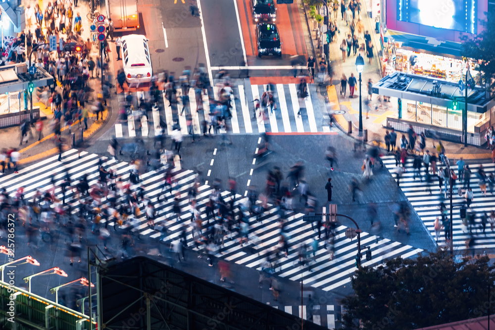 行人穿过日本东京涩谷Scramble人行横道，这是我最繁忙的十字路口之一