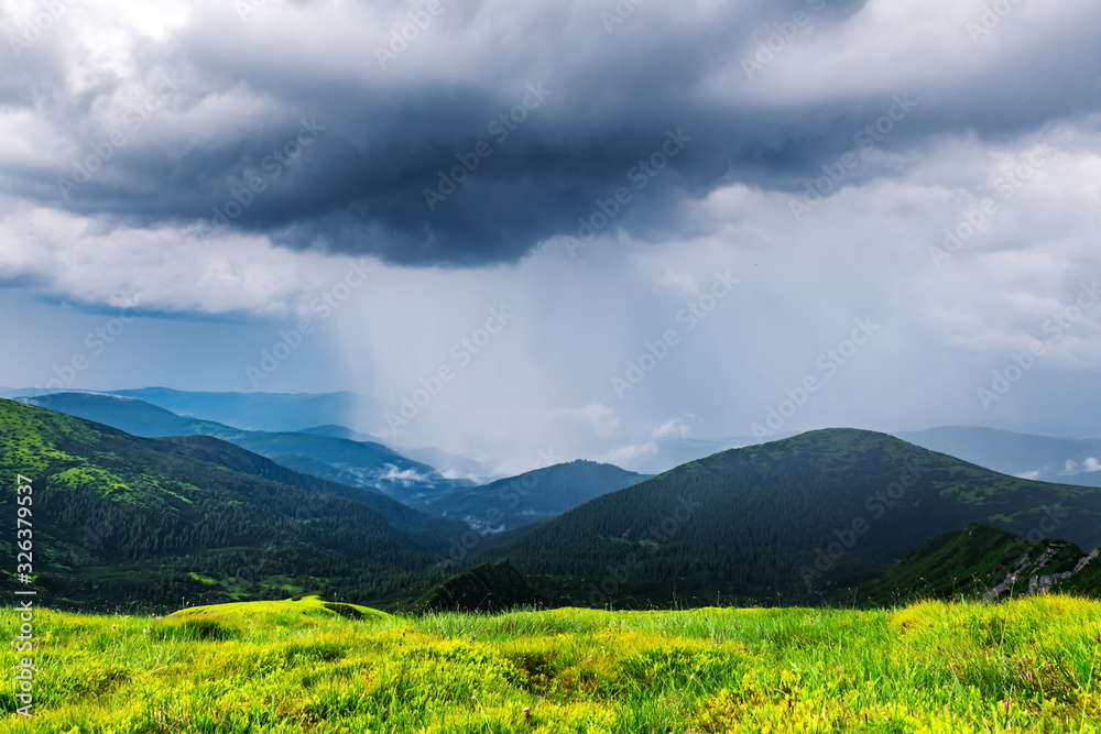 黄昏山脉中令人惊叹的流动雨云。喀尔巴阡山美丽的自然。风景照片