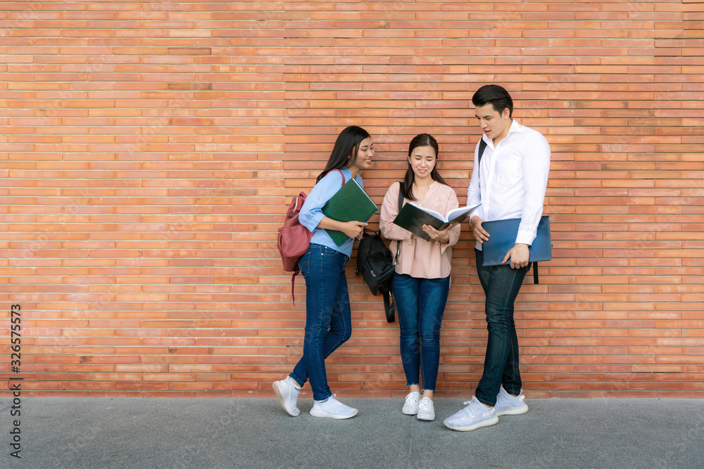 三名亚洲学生正在讨论备考、陈述、学习、备考学习