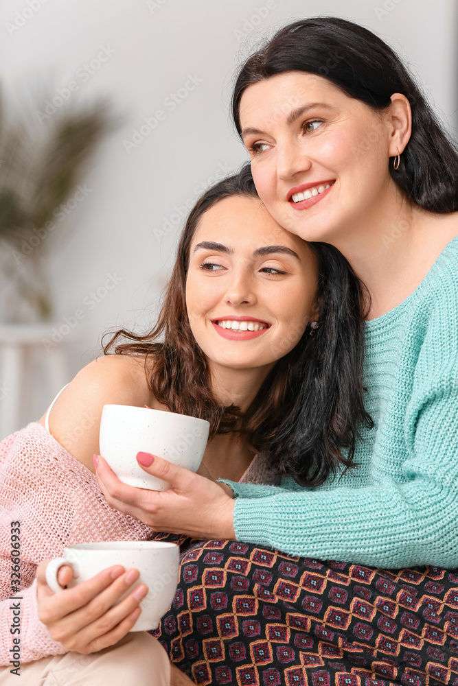 成年女儿和母亲在家共度时光