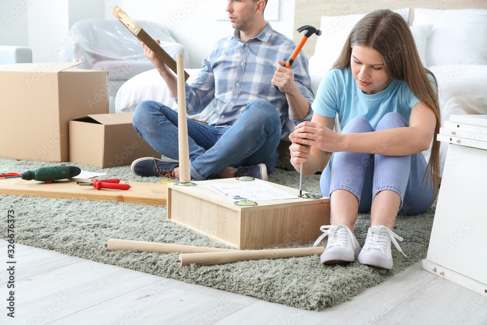 年轻夫妇在家组装家具