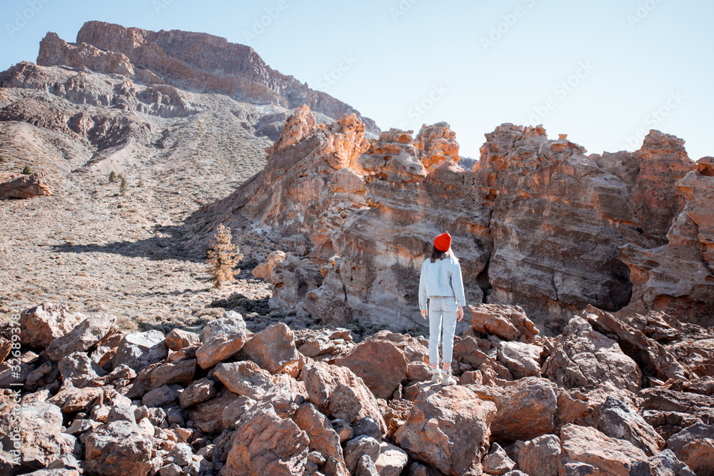 沙漠山谷上美丽的岩石景观，女人在特附近的自然公园旅行