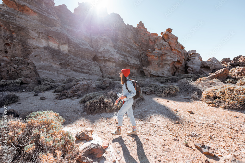 沙漠山谷上美丽的岩石景观，一位女士在特附近的自然公园旅行