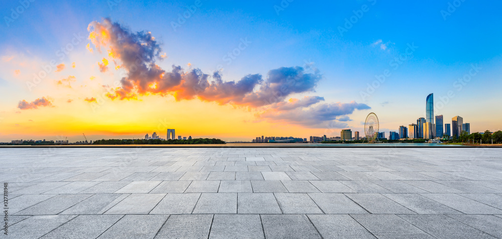 空旷的广场层和美丽的城市天际线，日落时分的苏州建筑，全景。