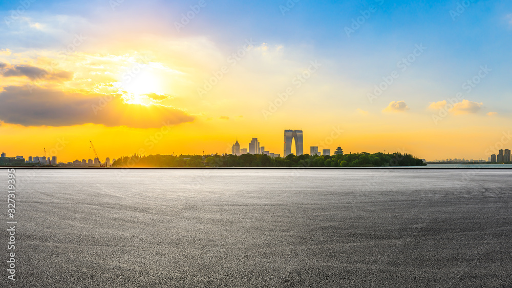 空旷的赛道和美丽的城市天际线，苏州日落时的建筑，全景。