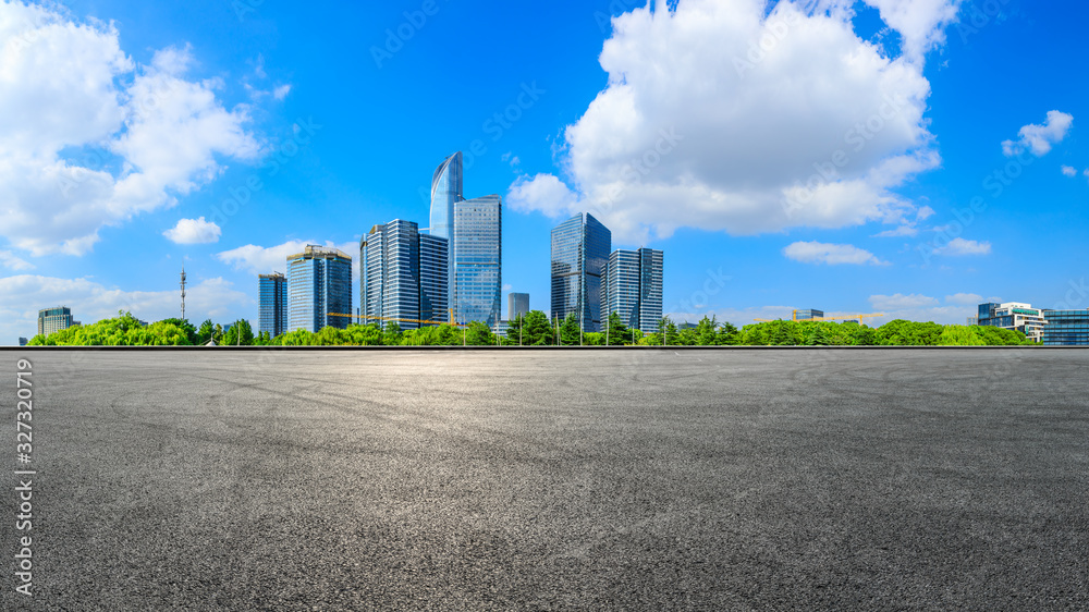 空旷的赛道和美丽的城市天际线，苏州的建筑，全景。