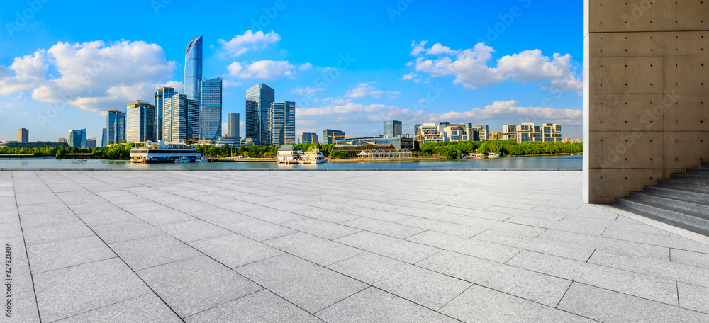 空荡荡的广场层和现代化的城市天际线，苏州的建筑，全景。