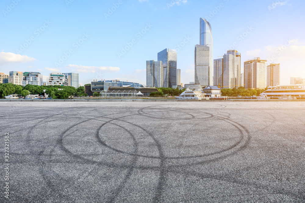 空旷的赛道和美丽的城市天际线，苏州的建筑。