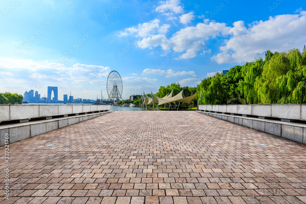 空荡荡的广场层和苏州建筑的现代城市天际线。