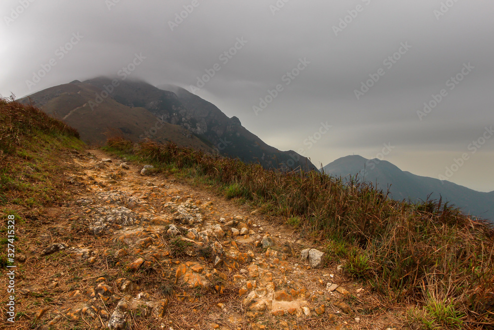 大屿山离香港不远，但去大屿山的路很难，尤其是我