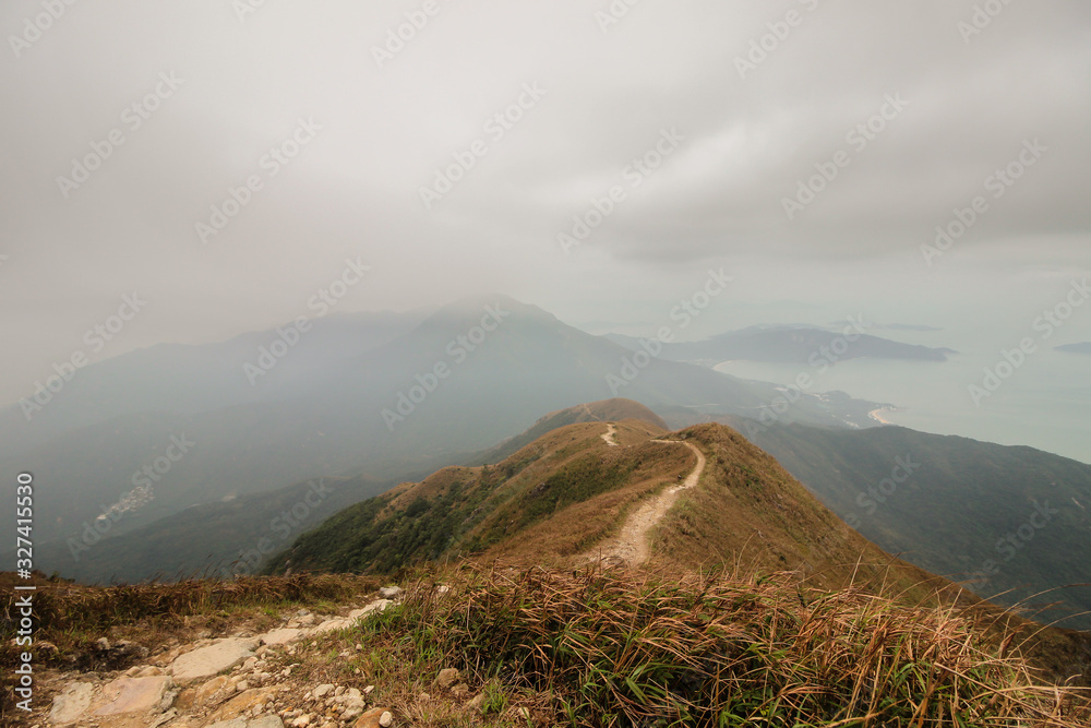 大屿山离香港不远，但通往大屿山顶峰的道路非常困难，尤其是我