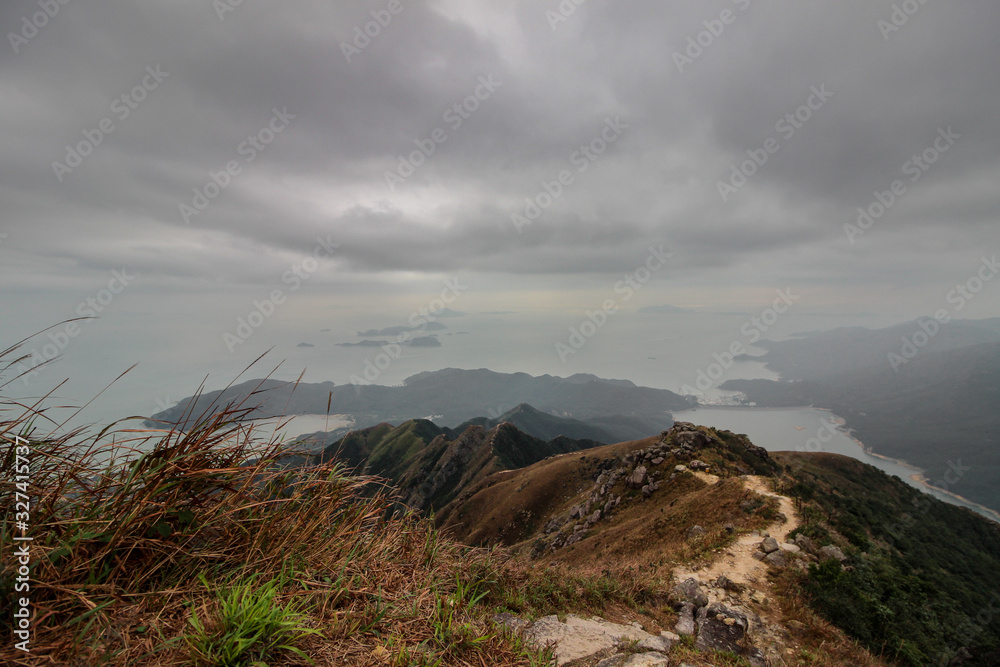 大屿山离香港不远，但通往大屿山峰的路很难走，尤其是我