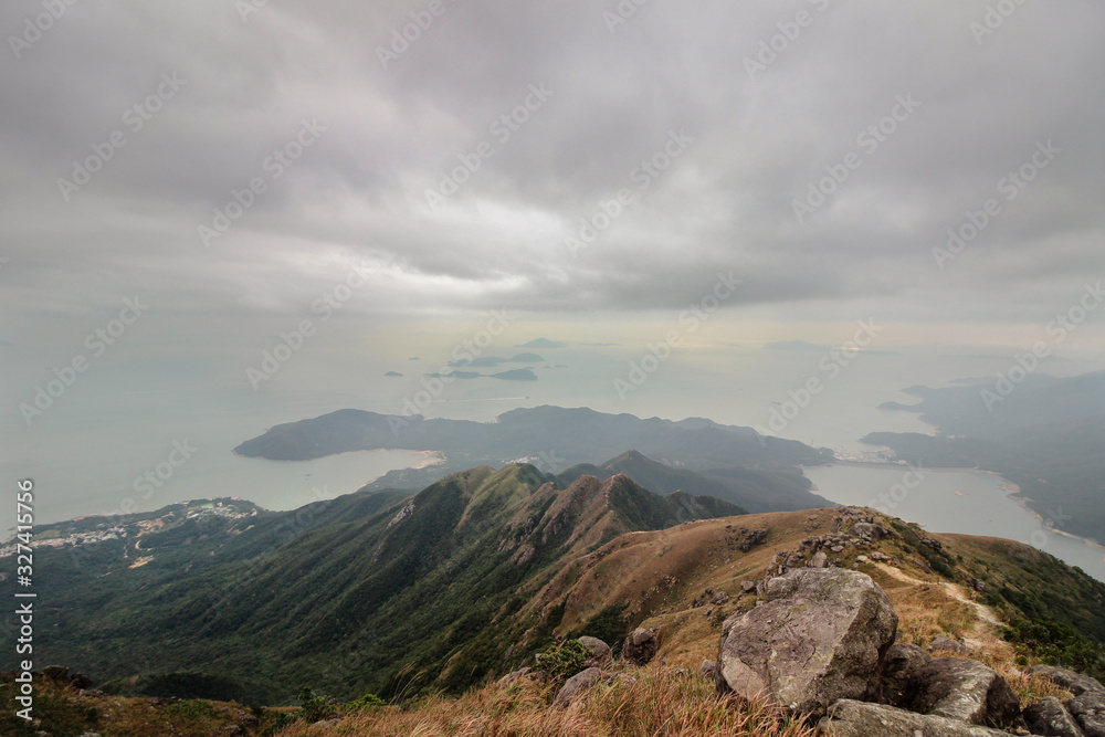 大屿山离香港不远，但通往大屿山顶峰的道路非常困难，尤其是我