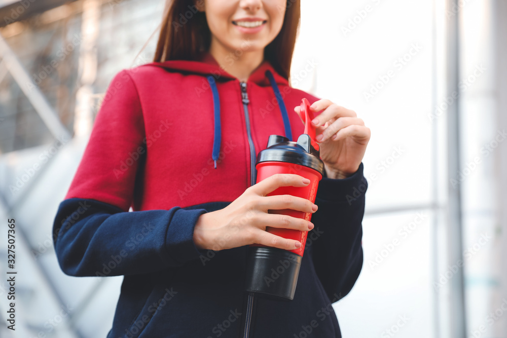 户外蛋白奶昔运动型年轻女性